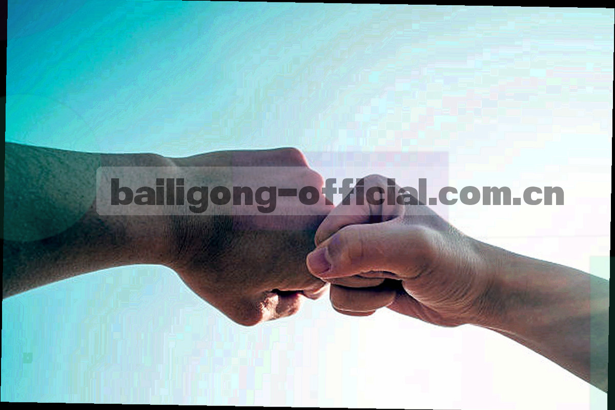 手部在桌面把一枚页面标签放入收藏夹的动作，不露脸，画面中没有可识别文字